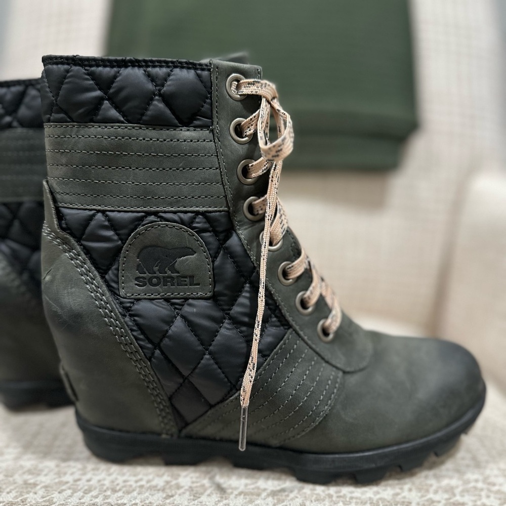 Sorel Lexie Wedge Olive Green & Black Quilted Waterproof Ankle Boots Women’s 8.5